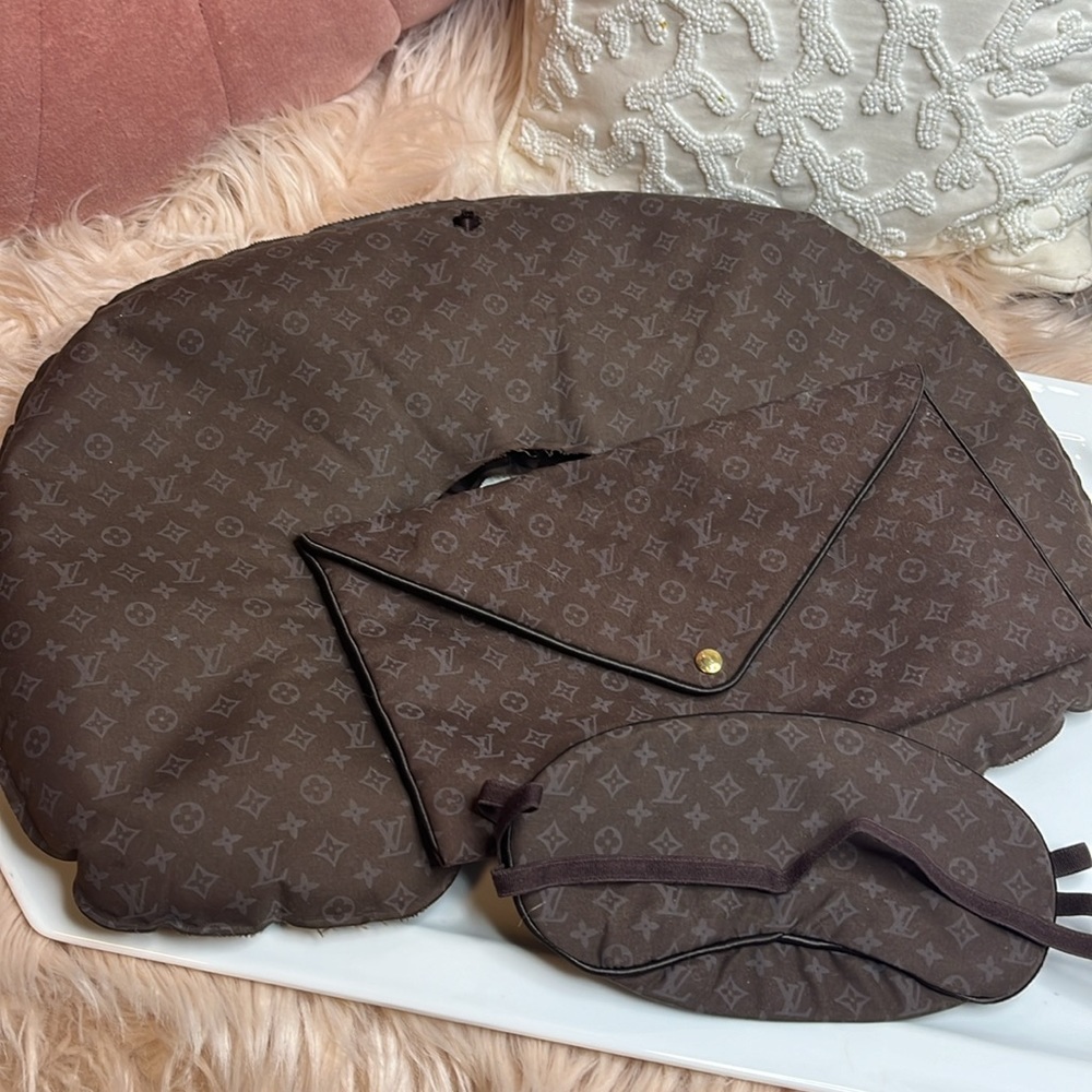 LOUIS VUITTON FLIGHT PILLOW & EYE MASK W/CASE - Picture 6 of 6
